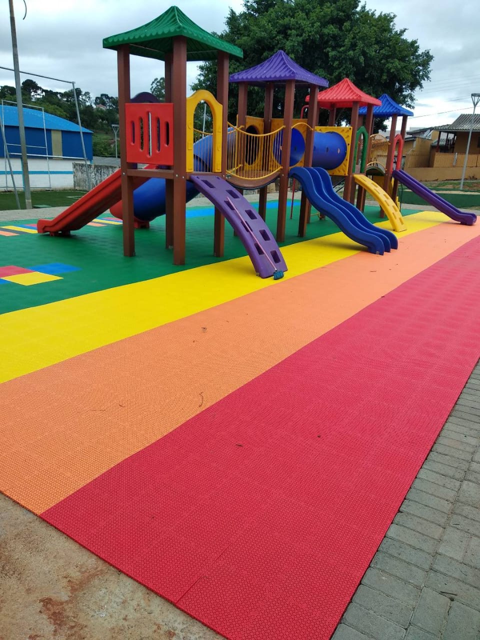 Área infantil com piso emborrachado